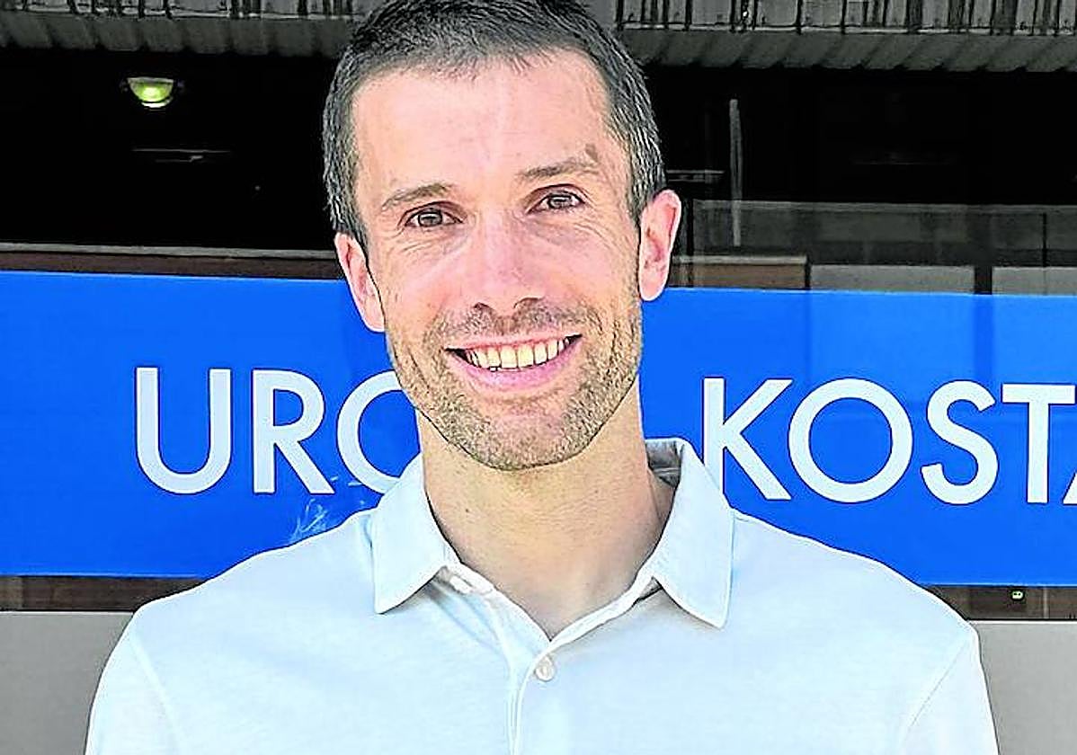 Ion Arozena frente a la sede de UKUE en Abendaño.