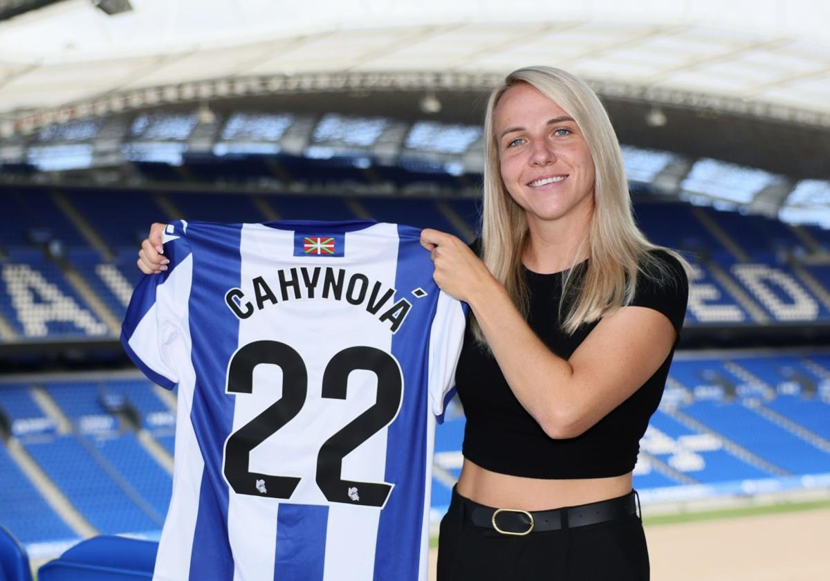 Cahynová posa con la camiseta de la Real en el Reale Arena en la que lucirá el dorsal 22.