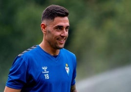 Martín Merquelanz podría debutar hoy con la camiseta del Eibar en Sarón.