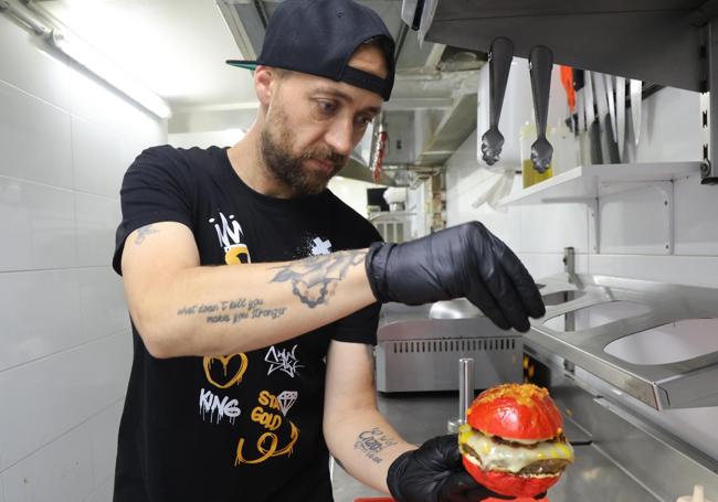 Daniel Ruiz elabora su hamburguesa en la cocina de Dava Street Food de Zarautz.