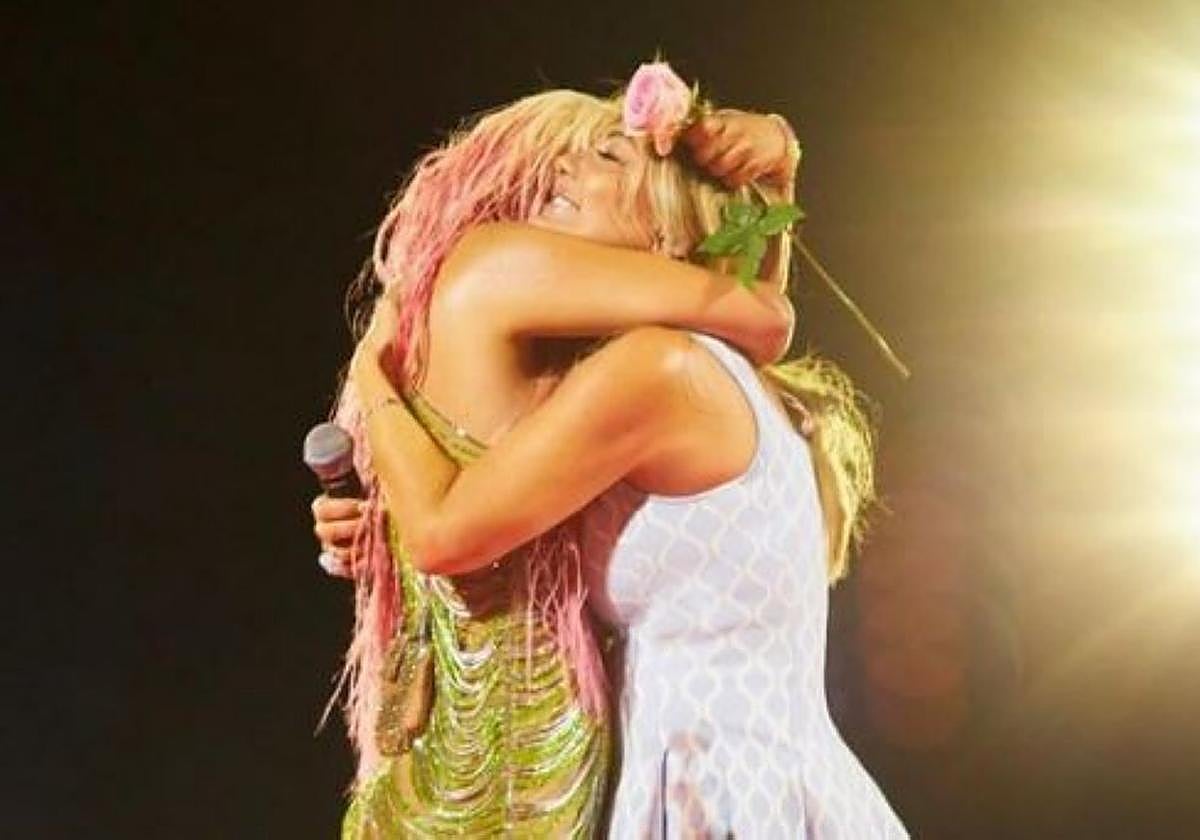 Amaia Montero se abraza a Karol G tras su actuación del Bernabéu.