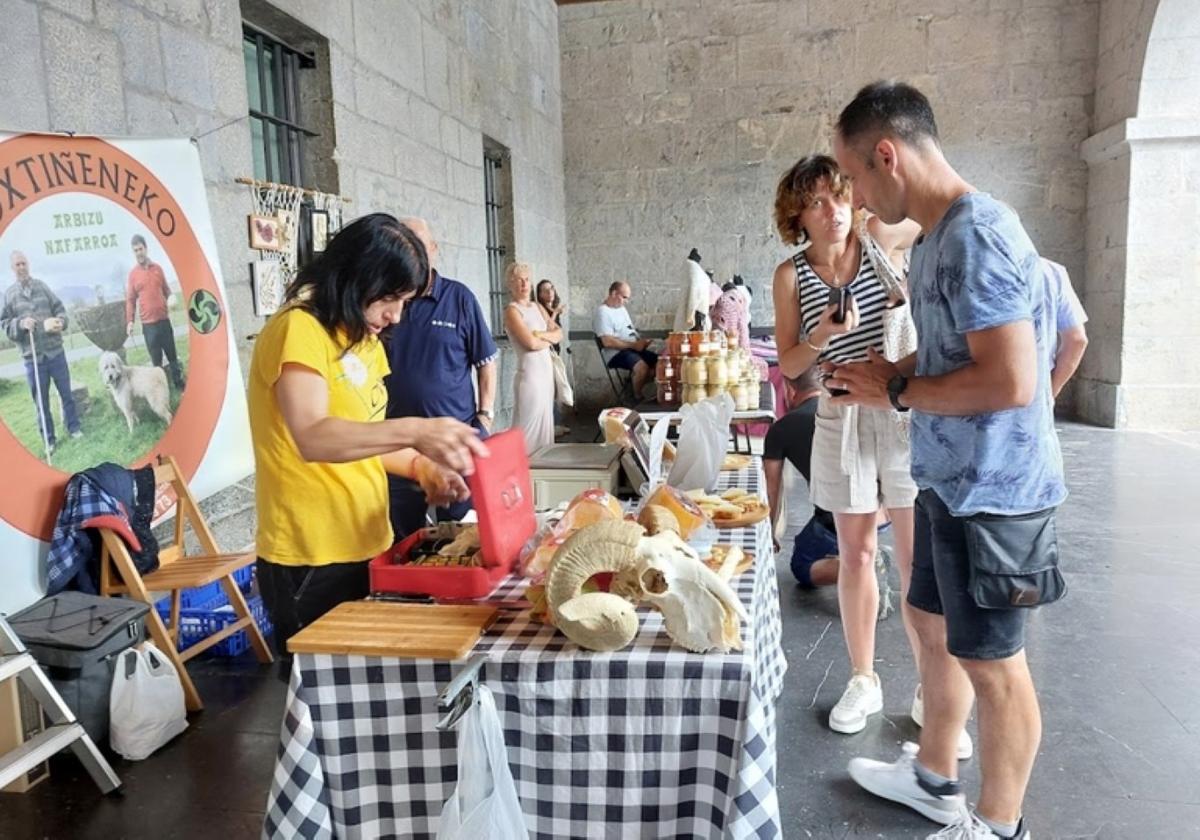 El arrastre de bueyes, la degustación de sidras y los puestos con productos locales atrajeron a mucha gente ayer.