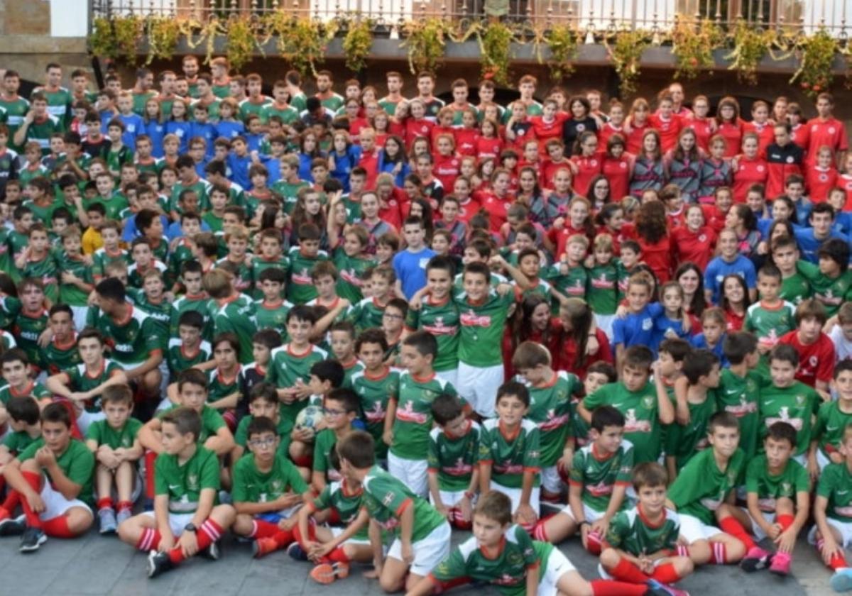 Deportistas locales posan para la foto de familia.