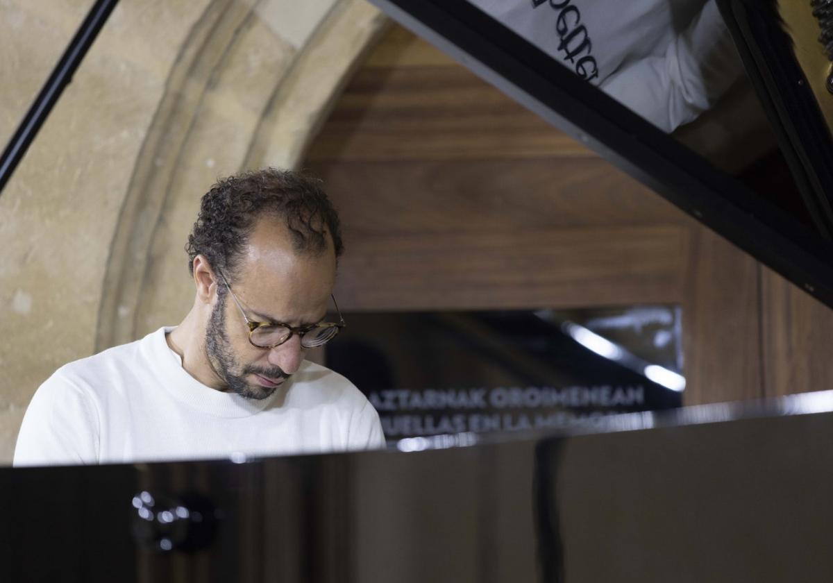 Júlio Resende en la preparación de su concierto de este sábado en San Telmo.