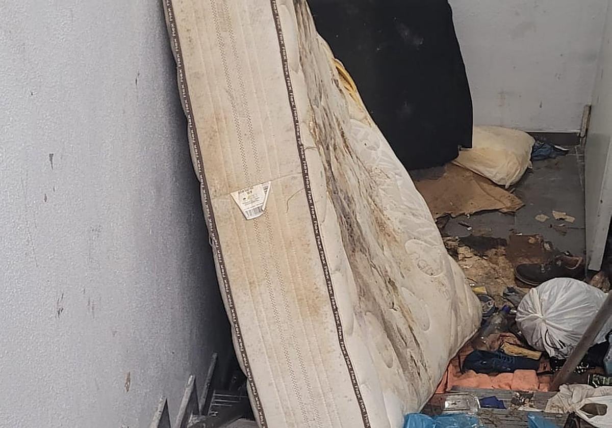 Un colchón y varios enseres que han sido retirados del aparcamiento.