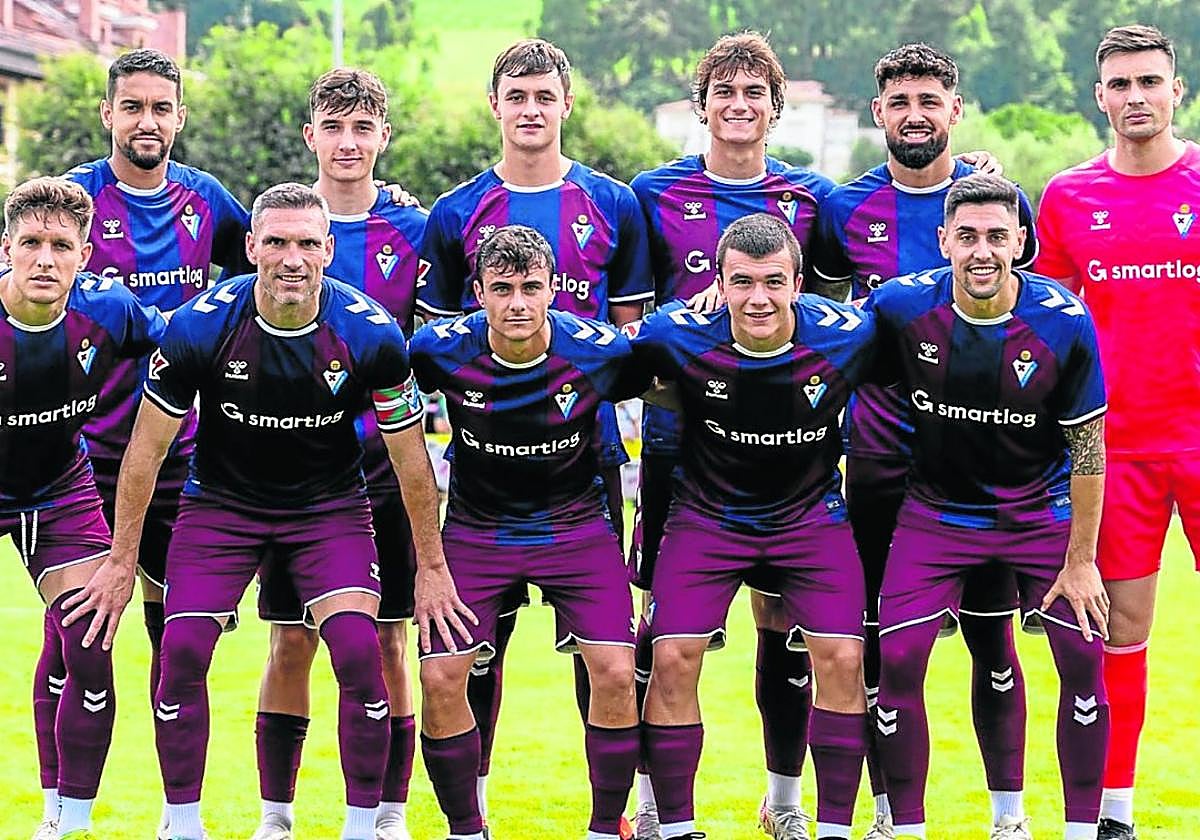Los jugadores del Eibar posan juntos antes de iniciarse el amistoso del sábado en la localidad cántabra de Sarón.