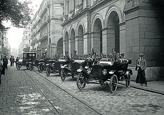 Coches oficiales esperando frente al Palacio Provincial.