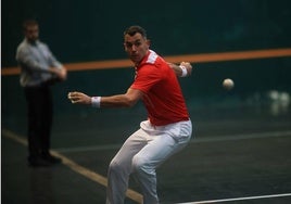 Erik Jaka recoge una pelota en el ancho.