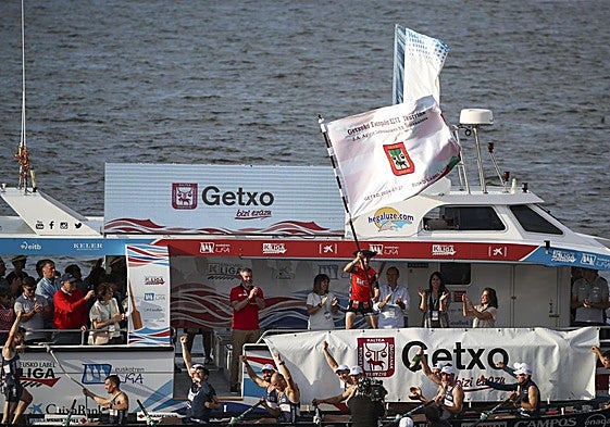 Gorka Aranberri ondea la bandera tras imponerse Urdaibai en la regata disputada em Getxo.