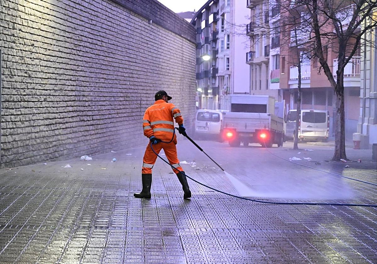 El Pleno ha aprobado el nuevo expediente para la gestión de la limpieza viaria de calles y plazas de Tolosa.