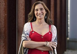 Miren Echeveste posa en el exterior de las Juntas Generales.