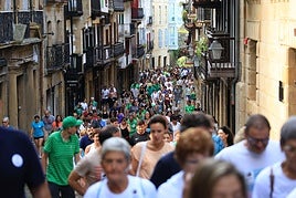 Cientos de personas subiendo la calle Mayor en el tramo inicial del recorrido.