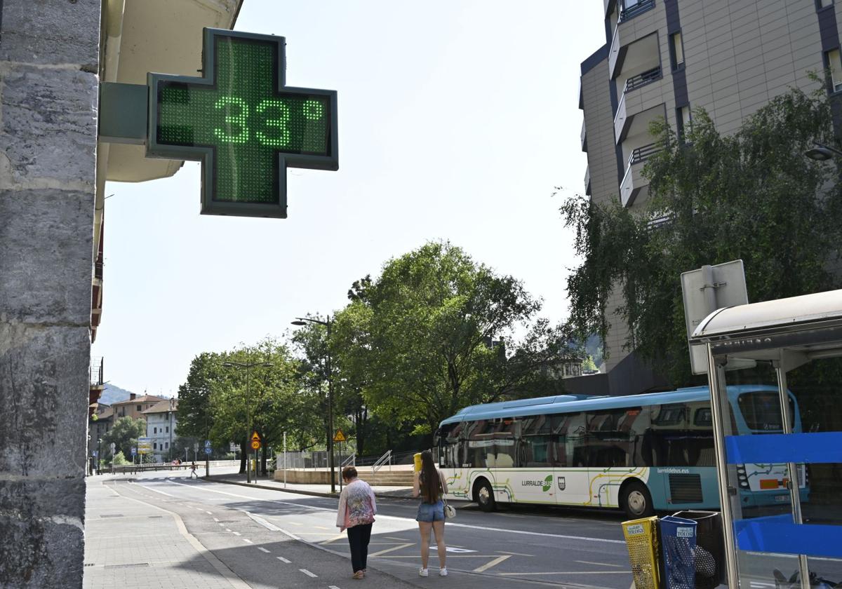 El reloj de una farmacia de Tolosa marca 33 grados.