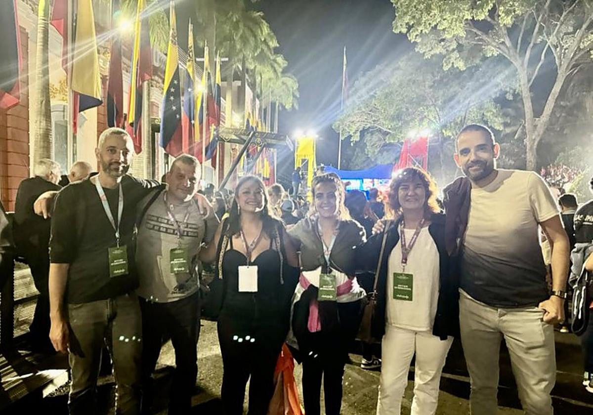 Diana Urrea (3i), Marije Fullaondo (2d) y Eneko Compains (1d), miembros de EH Bildu que viajaron a Venezuela.