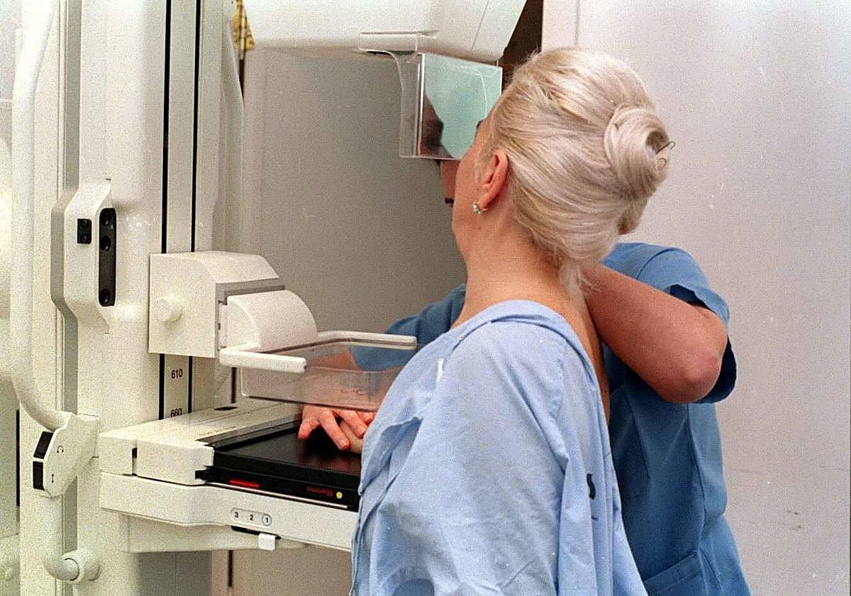 Una mujer es sometida a una mamografía en un hospital.