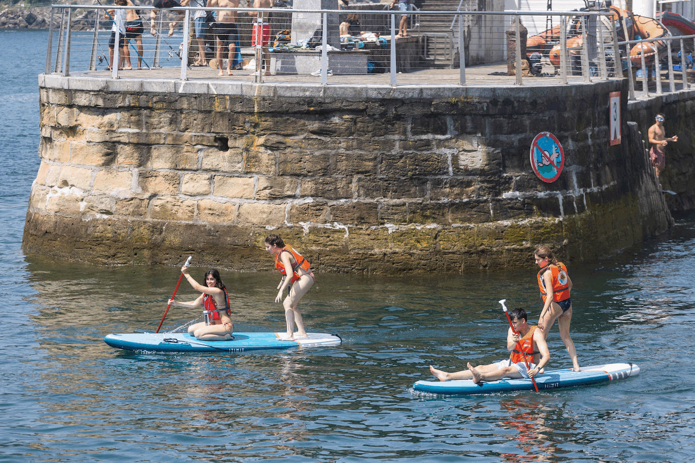Refrescarse en la playa o en una fuente está siendo el remedio de los guipuzcoanos contra el calor.