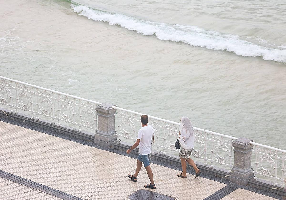 Los vecinos de Urretxu acuden a la piscina para huir del calor.