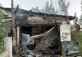 La chabola de San Martín totalmente calcinada tras el incendio.