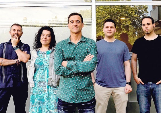 El equipo de Gesbox. Los trabajadores posan ante la sede de la empresa en Lasarte-Oria.