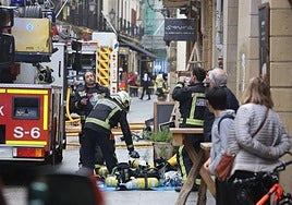 Los bomberos durante las tareas de extinción del fuego en el bar Senra el pasado mes de diciembre.