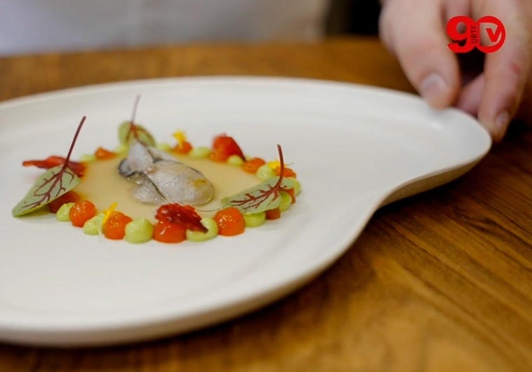 Receta de ostra, tomate asado y cebollino de Aitor Santamaria