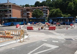 Trabajos en el interior de la rotonda de Martutene, por donde circulan varios autobuses.