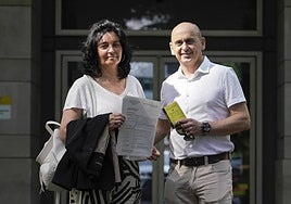 Un matrimonio procedente de Bergara posa a la salida del centro con los documentos de vacunación internacional en mano.