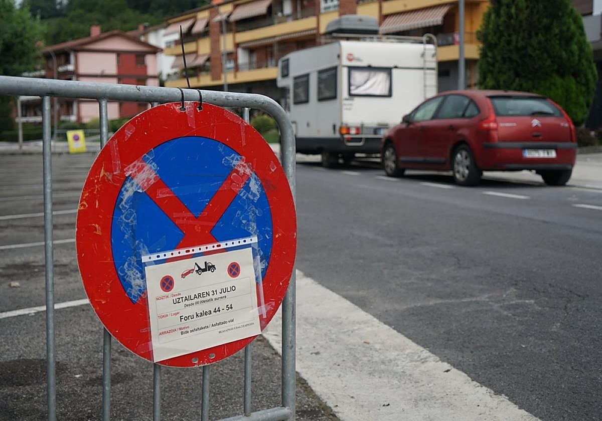 La señal recuerda a los conductores que no se podrá aparcar en Foru kalea a partir de hoy.