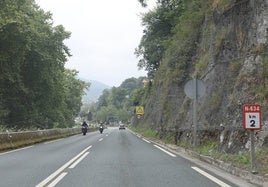 Lugar donde se ha producido el accidente, en la carretera N-634, a su paso por Usurbil.