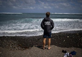 Kevin Wallis, director de las previsiones meteorológicas, observa el mar desde la orilla en Tahití.