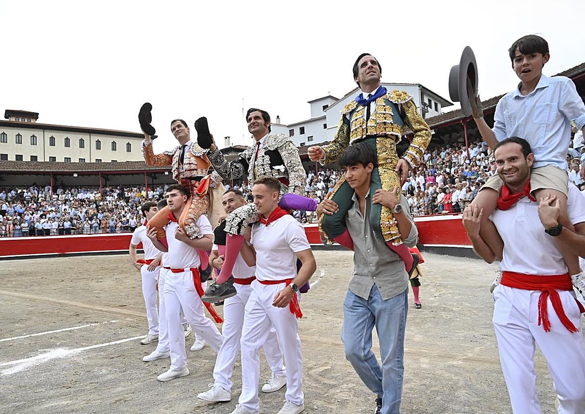 Daniel Luque, Morante y Juan Ortega salieron a hombros por la puerta grande de la plaza de toros de Azpeitia tras la corrida de ayer.