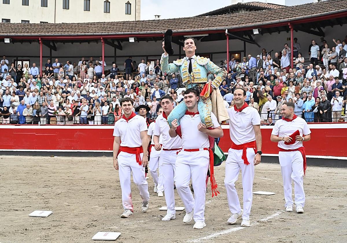 Daniel Luque, al igual que en la jornada anterior, salió a hombros de la plaza de toros de Azpeitia tras la segunda corrida de la feria.