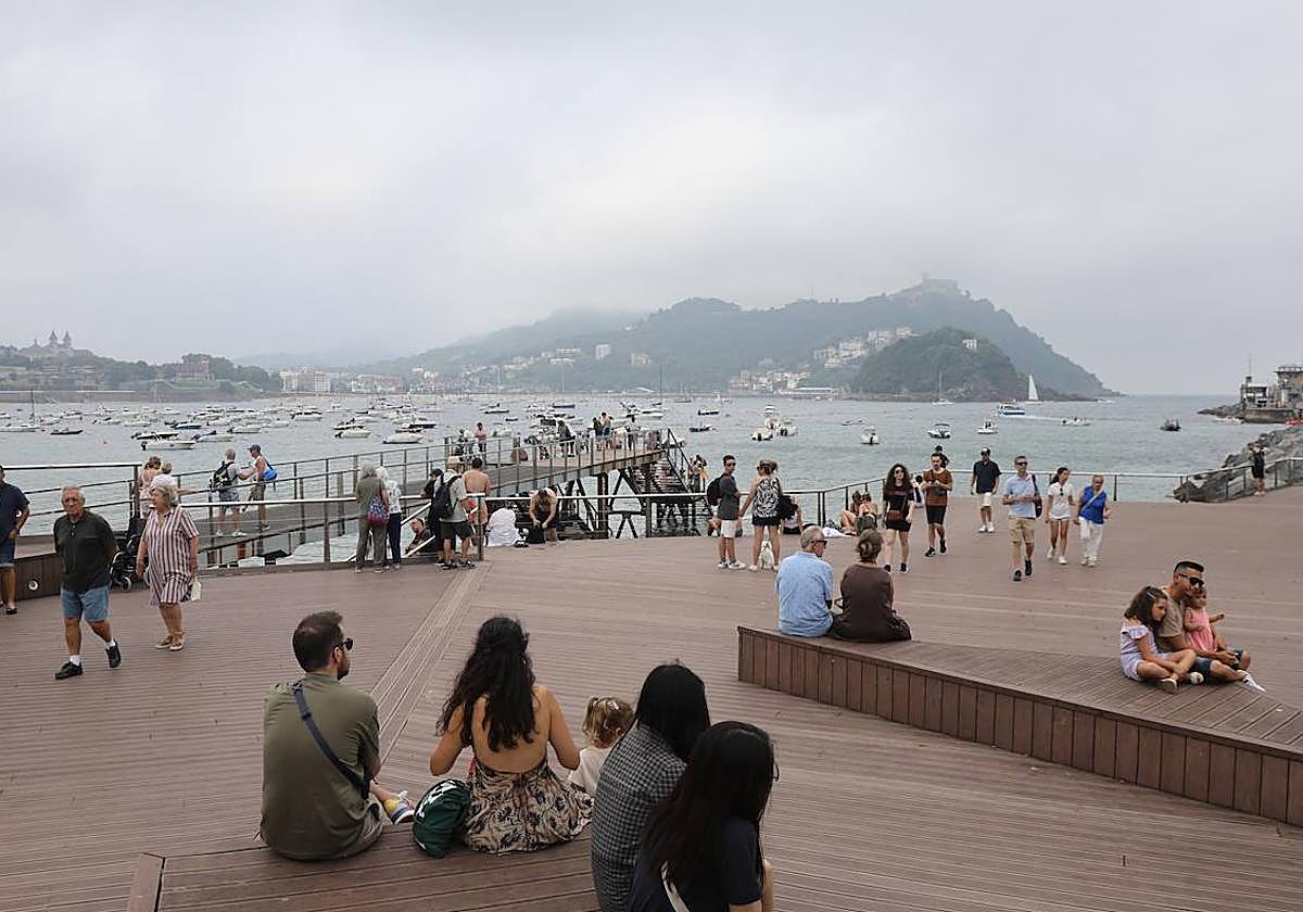 El cielo nublado en la bahía de La Concha se está convirtiendo en una estampa habitual de este verano.