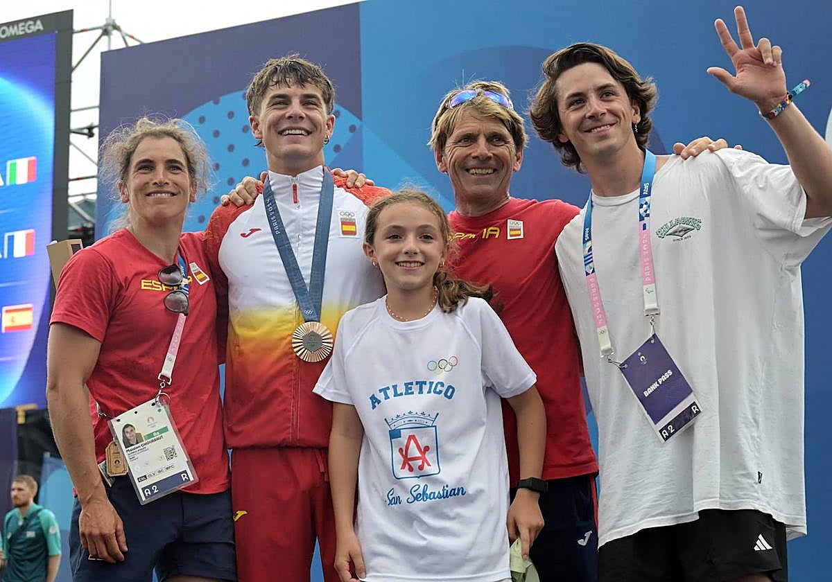 Pau Echaniz, junto a su familia.