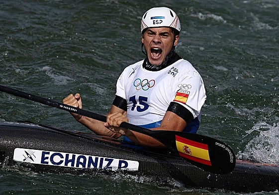 El donostiarra Pau Etxaniz celebra su medalla de bronce en la final de piragüismo eslalon de París.