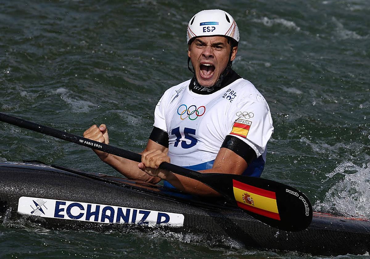 El donostiarra Pau Etxaniz celebra su medalla de bronce en la final de piragüismo eslalon de París.