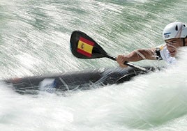 Pau Echaniz en acción durante la prueba de piragüismo, este martes en el estadio náutico de Vaires-Sur-Marne.
