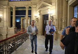 El concejal de Seguridad del Ayuntamiento de San Sebastián, Martín Ibabe, y el jefe de la Ertzaintza, Josu Bujanda, este jueves.