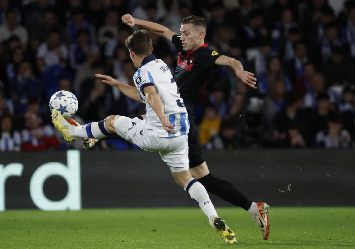 Luka Sucic disputa el balón con Aihen en el duelo en el Reale Arena de la pasada edición de la Champions.