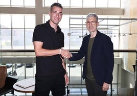 Luka Sucic, junto a Roberto Olabe.
