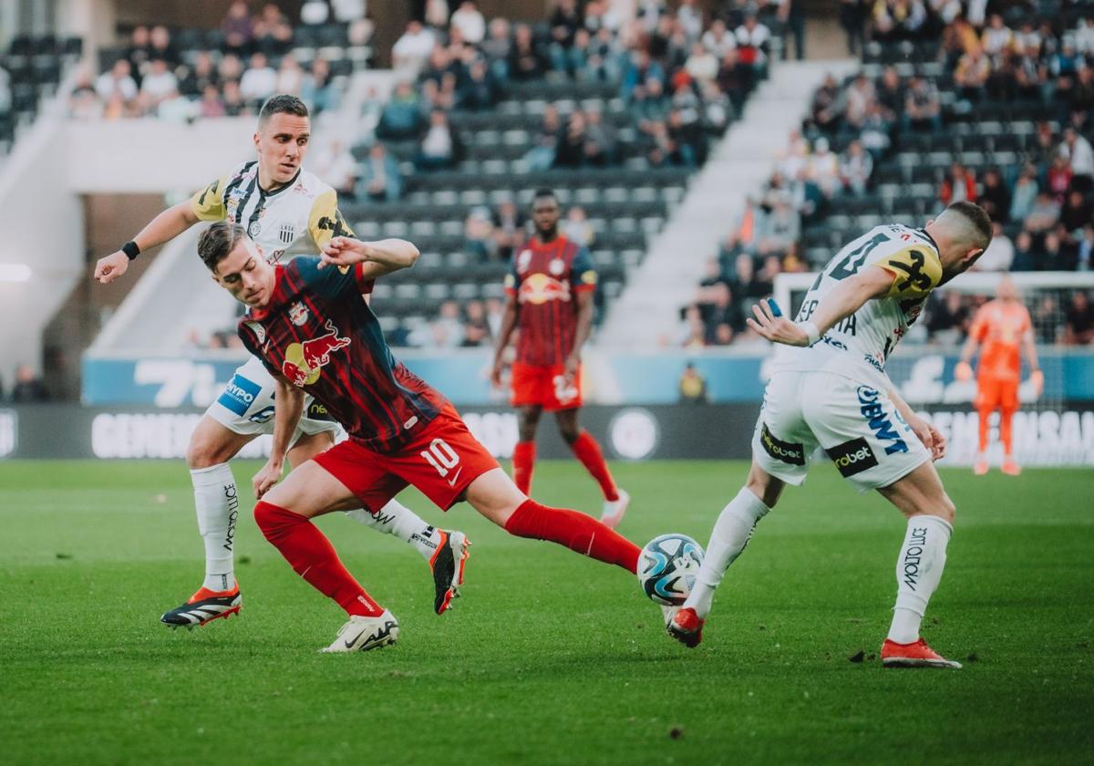 Luka Sucic pelea un balón durante un partido de Liga con el Salzburgo.
