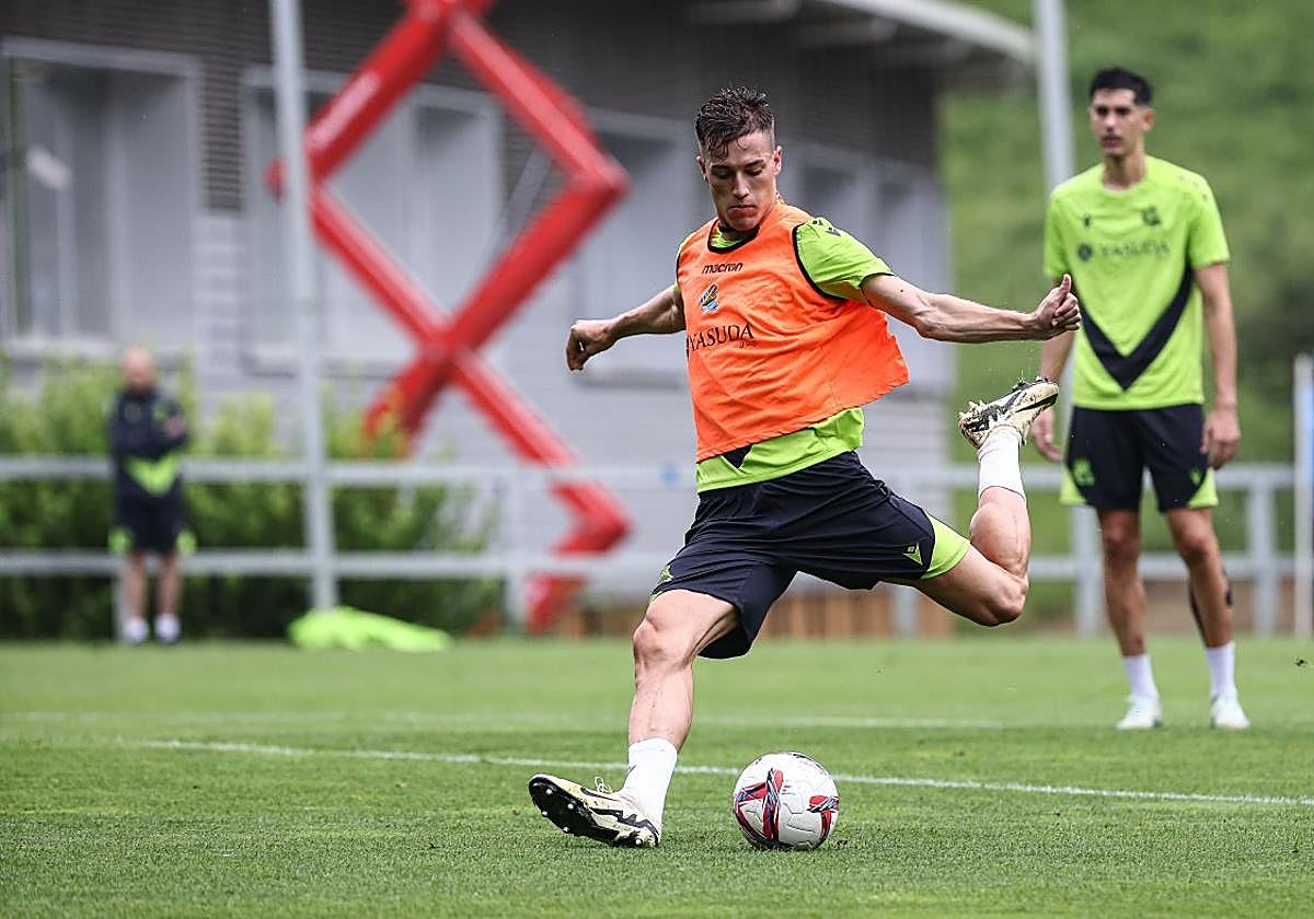 Luka Sucic sacó a relucir la zurda durante su primera sesión de entrenamiento en Zubieta.