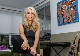 La impulsora del proyecto, Olatz Alberdi. A su lado, el boceto de la construcción de un cohete espacial.