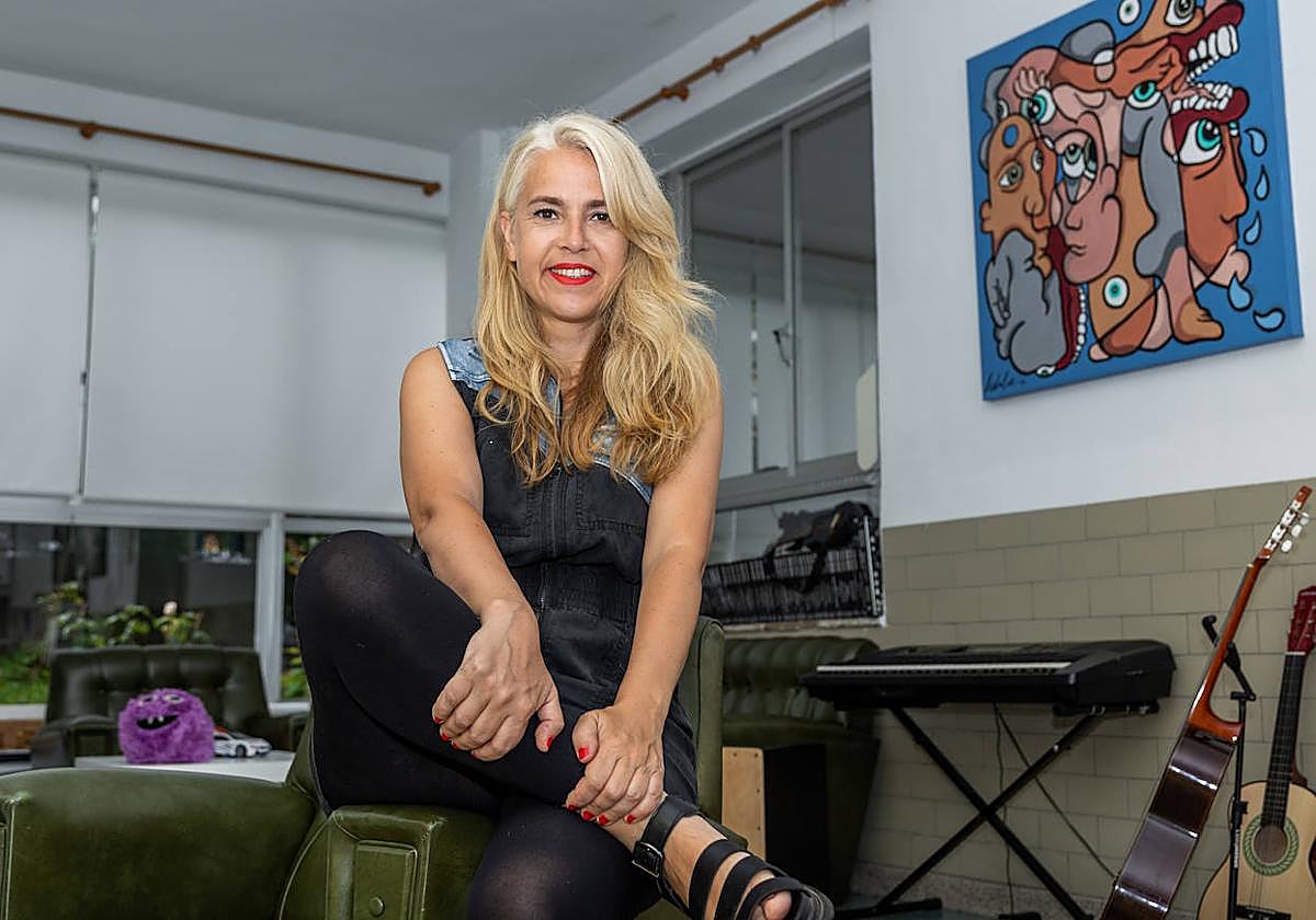 La impulsora del proyecto, Olatz Alberdi. A su lado, el boceto de la construcción de un cohete espacial.