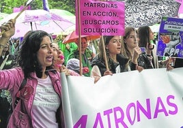 Matronas reclaman mejoras durante una manifestación celebrada el pasado julio en Bilbao.