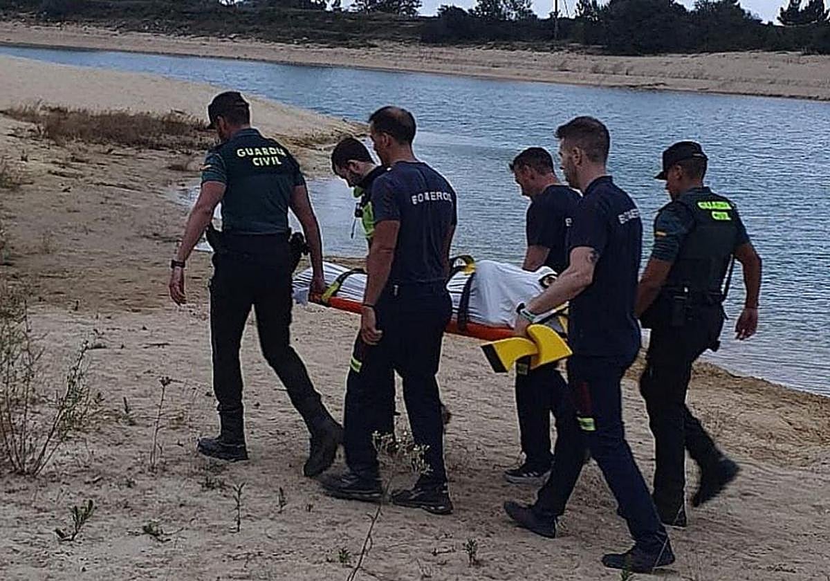 Operarios del cuerpo de rescate, ayer en el pantano de Arija.
