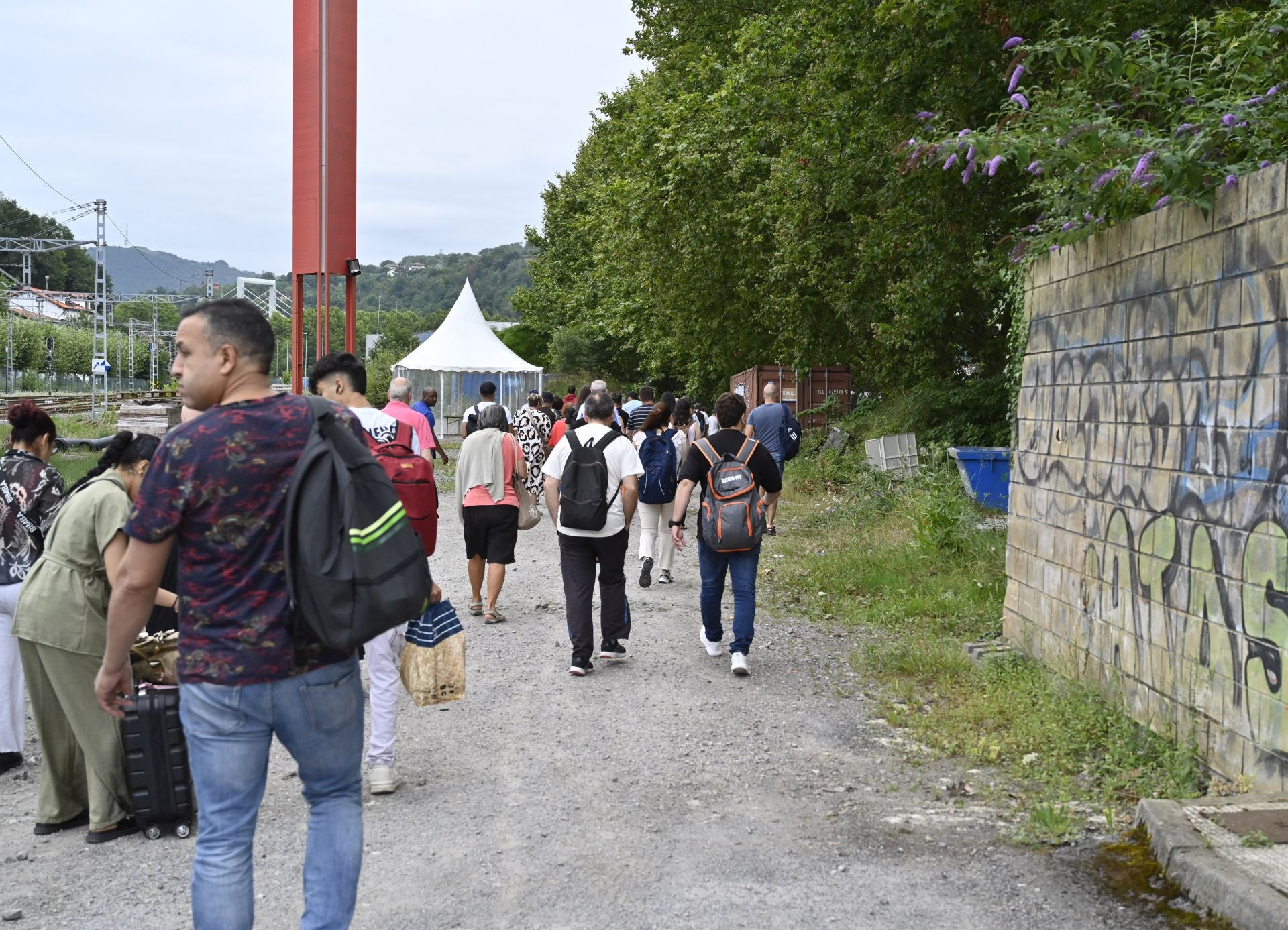 El servicio de autobuses sustituye ya a los trenes de Renfe entre San Sebastián e Irun