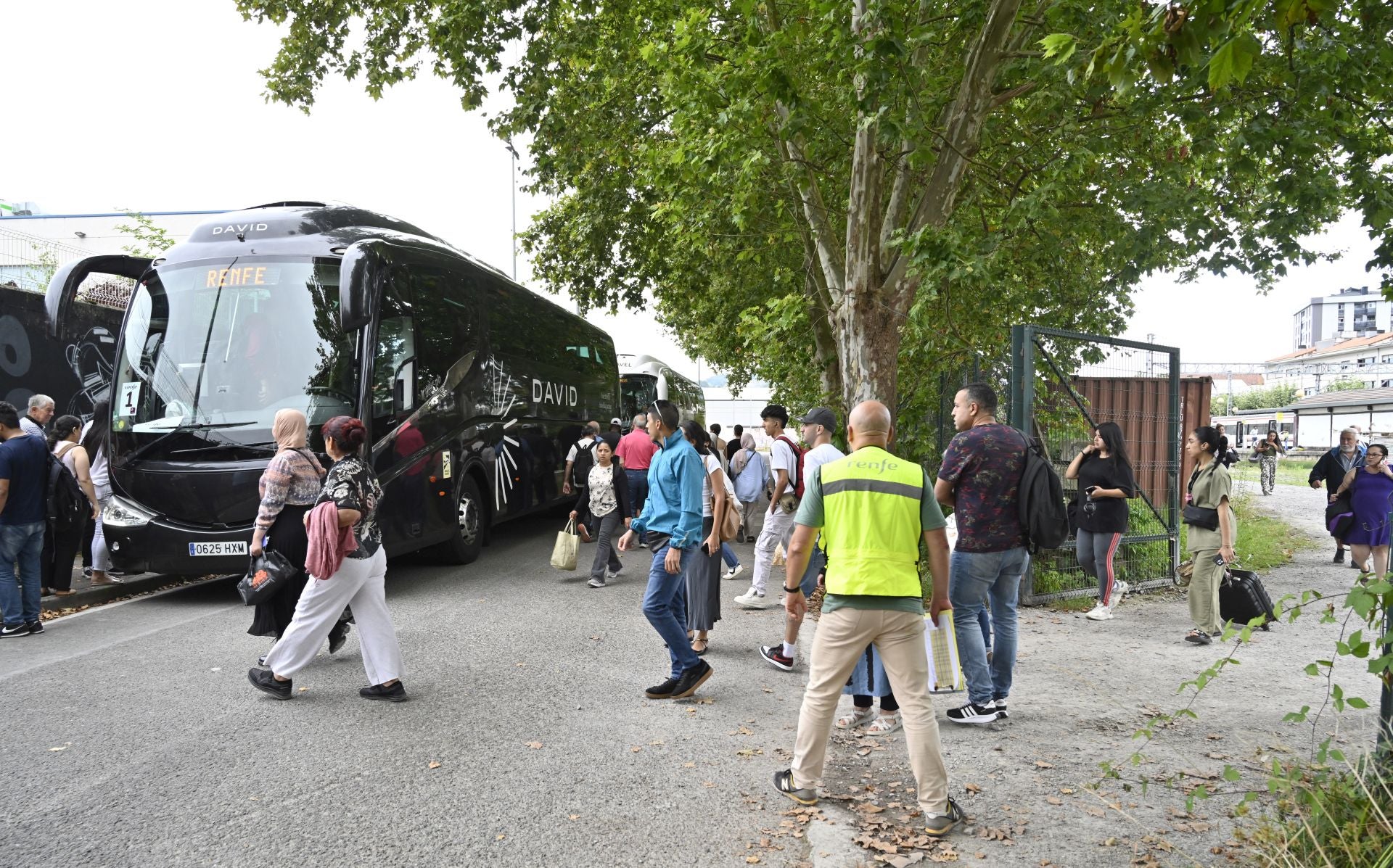 El servicio de autobuses sustituye ya a los trenes de Renfe entre San Sebastián e Irun