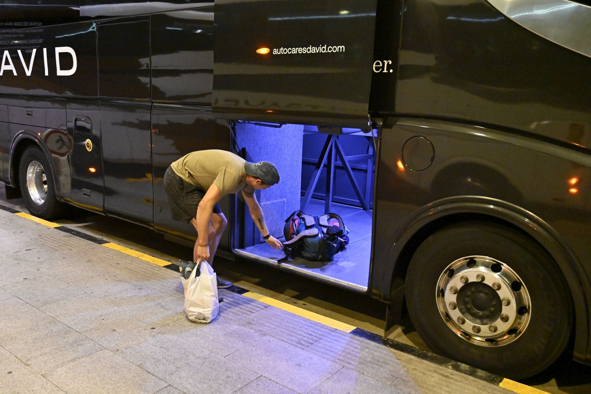 El servicio de autobuses sustituye ya a los trenes de Renfe entre San Sebastián e Irun
