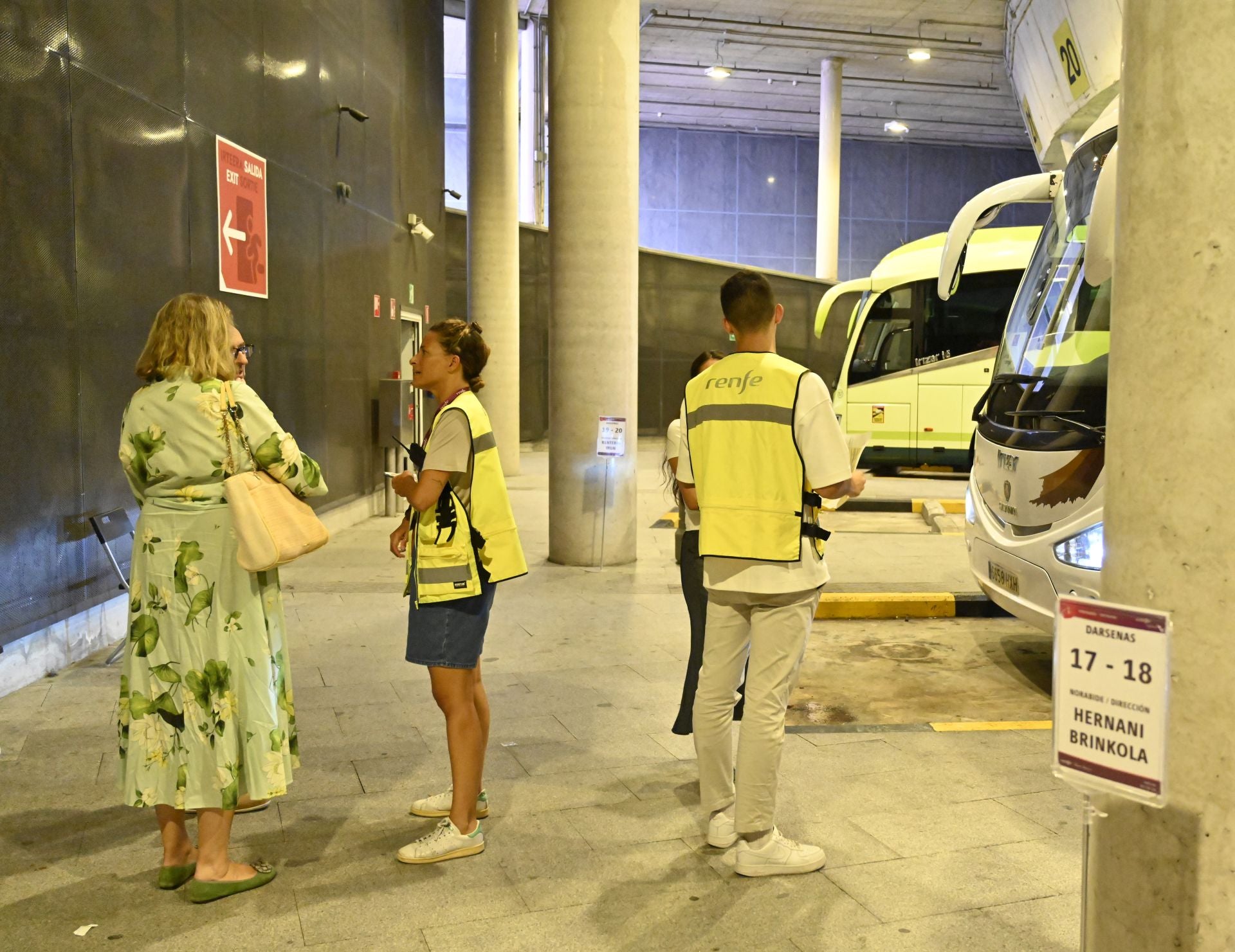 El servicio de autobuses sustituye ya a los trenes de Renfe entre San Sebastián e Irun
